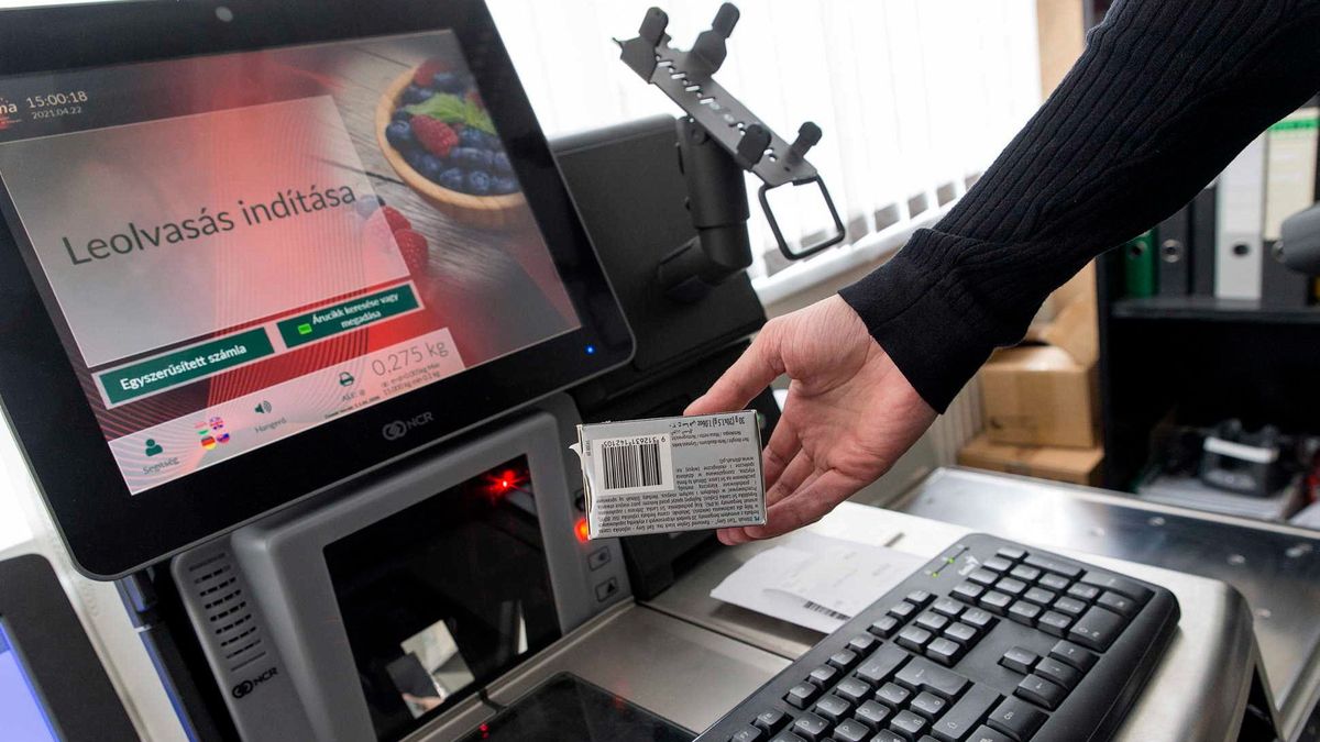 Győr, 2021. április 22.
Áruolvasó pénztárgép a Szintézis Informatikai Zrt. támogatói okirata átadása előtt a vállalkozás győri székházában 2021. április 22-én. A cég 390 millió forintból egy informatikai szolgáltató központot hoz létre a megyeszékhelyen. A fejlesztést a kormány 128 millió forinttal támogatja, és 95 munkahelyet védenek meg.
MTI/Krizsán Csaba