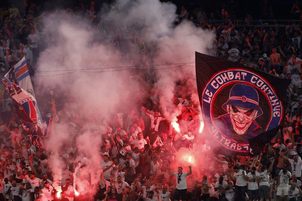 Bajnokok Ligája, BL, döntő, 2025, PSG, Inter, München, PSG fans light flares after their team scored the opening goal during the UEFA Champions League final football match between Paris Saint-Germain (PSG) and Inter Milan in Munich, southern Germany, on M