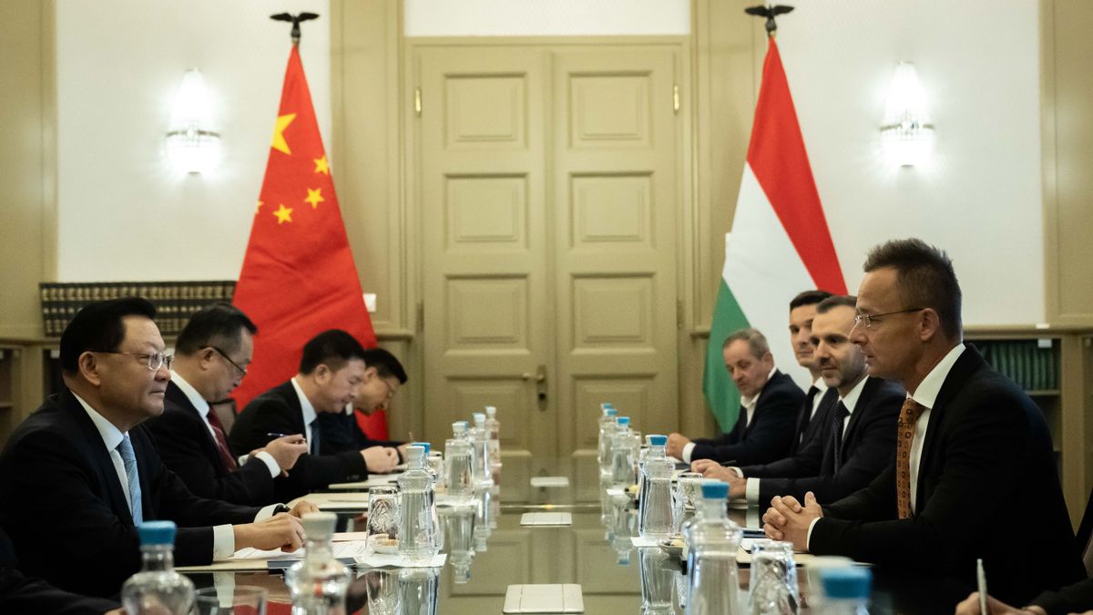 Az egyik legfontosabb kínai tartomány kormányzójával tárgyalt Szijjártó Péter