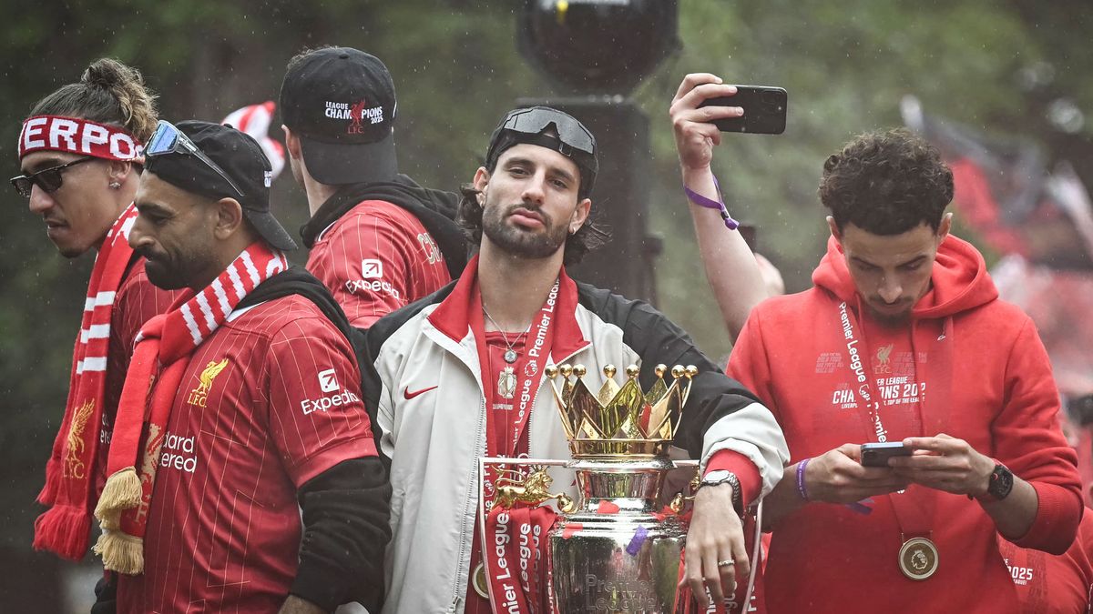 Szoboszlai Dominik a liverpooli buszparádén a a Premier League bajnoki címének ünneplése során