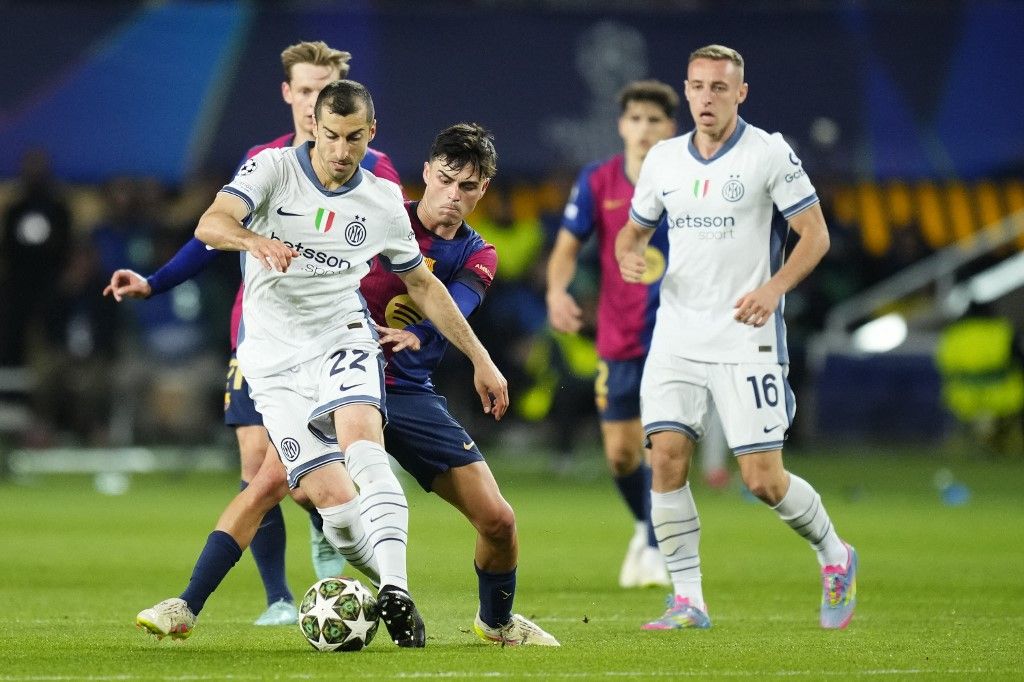 Henrikh Mkhitaryan central midfield of Internazionale and Armenia and Pedri central midfield of Barcelona and Spain compete for the ball during the UEFA Champions League 2024/25 Semi Final First Leg match between FC Barcelona and FC Internazionale Milano at Estadi Olimpic Lluis Companys on April 30, 2025 in Barcelona, Spain. (Photo by Jose Breton/Pics Action/NurPhoto) (Photo by Jose Breton / NurPhoto / NurPhoto via AFP)