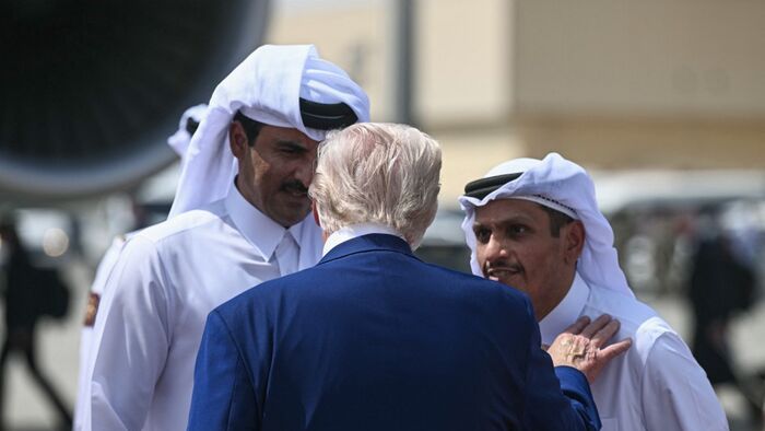 Katar emírje, Tamim bin Hamad al-Thani sejk (balra) és Mohammed bin Abdulrahman Al-Thani sejk miniszterelnök és külügyminiszter beszélget Donald Trump amerikai elnökkel a regionális körútja katari szakaszának végén