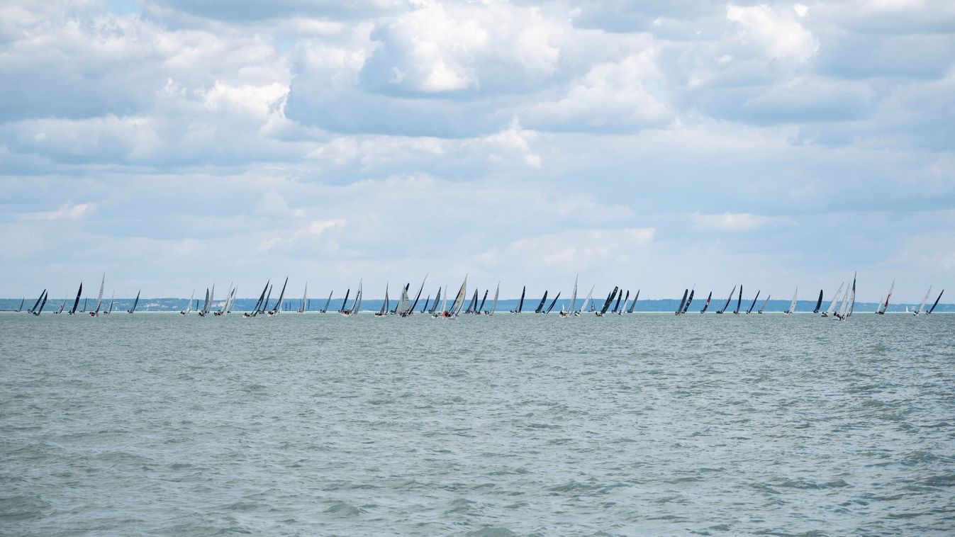 Balatonfüred, 2025. május 24.
A Balatoni Évadnyitó Kékszalag Port Nagydíjon versenyző hajók Balatonfüred közelében 2025. május 24-én. A versennyel megkezdődött a 90. balatoni vitorlásszezon.