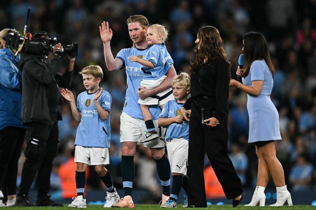 Kevin De Bruyne gyermekei és felesége mellett intett búcsút a Manchester City szurkolóinak