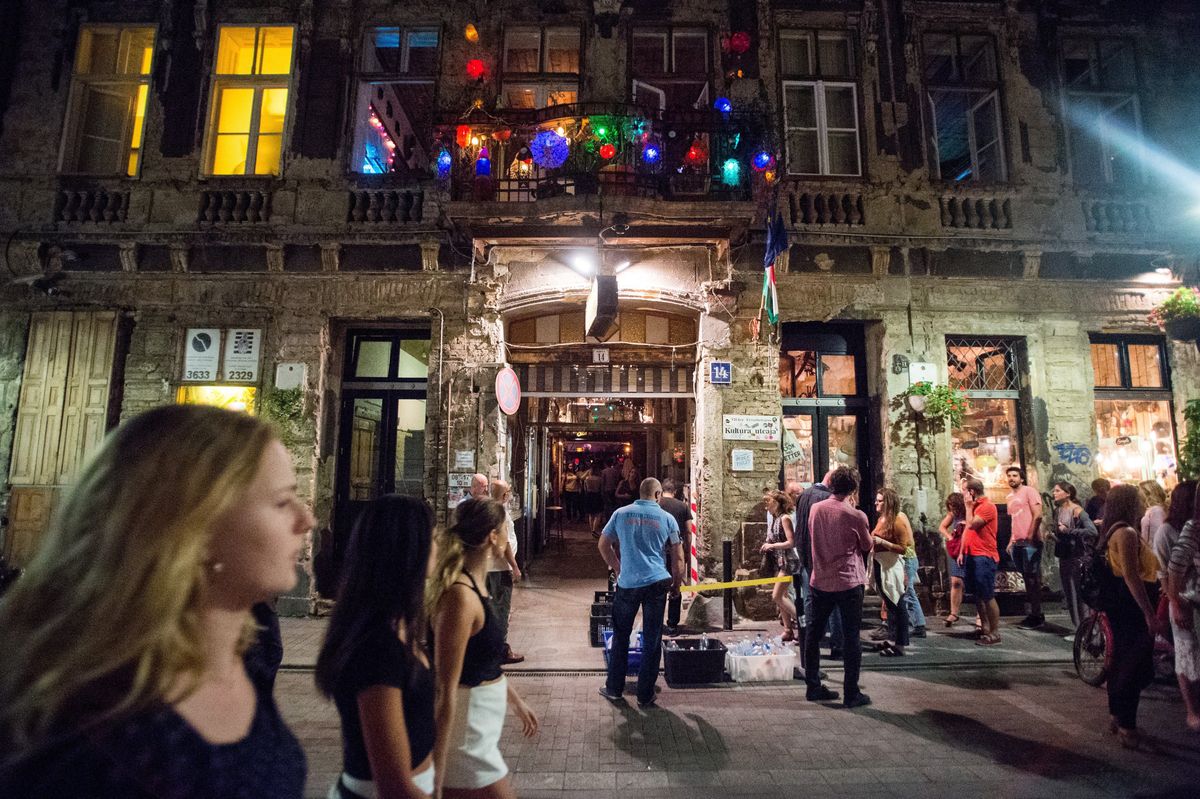 Budapest, 2017. augusztus 30.
A Szimpla romkocsma Budapest bulinegyedként ismert részén a Kazinczy utcában 2017. augusztus 29-én. A környéken lakók a hajnal négy óráig nyitva tartó vendéglátóhelyeken hangoskodók miatt panaszkodnak és várnak megoldást az önkormányzattól. A vendéglátósok a megélhetésüket féltik, ha esténként hamarabb kellene bezárniuk a szórakozóhelyeket. Lapértesülés szerint Vattamány Zsolt (FideszKDNP), Erzsébetváros polgármestere hamarosan a VII. kerületi képviselõ-testület rendkívüli ülése elé terjeszt egy átfogó rendeletmódosítási és intézkedési tervezetet.
MTI Fotó: Balogh Zoltán