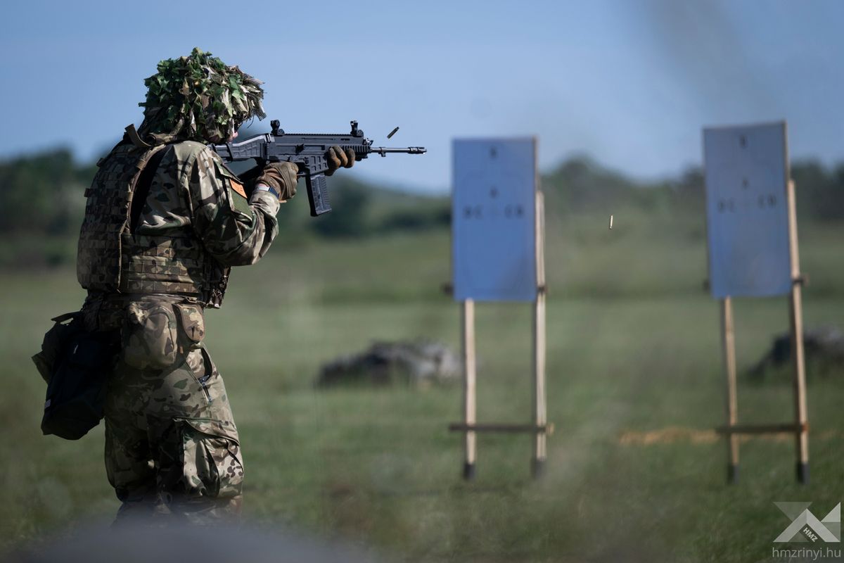 CZ Bren 2 géppisztollyal tüzelő magyar területvédlemi tartalékosok a Valiant Panther gyakorlaton (Forrás: Honvédelem.hu)