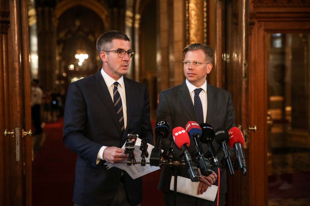 Kocsis Máté, a Fidesz frakcióvezetője és Barthel-Rúzsa Zsolt, a Katonai Nemzetbiztonsági Szolgálat (KNBSZ) irányításáért felelős államtitkár közös sajtótájékoztatót tart a Nemzetbiztonsági Bizottság ülését követően