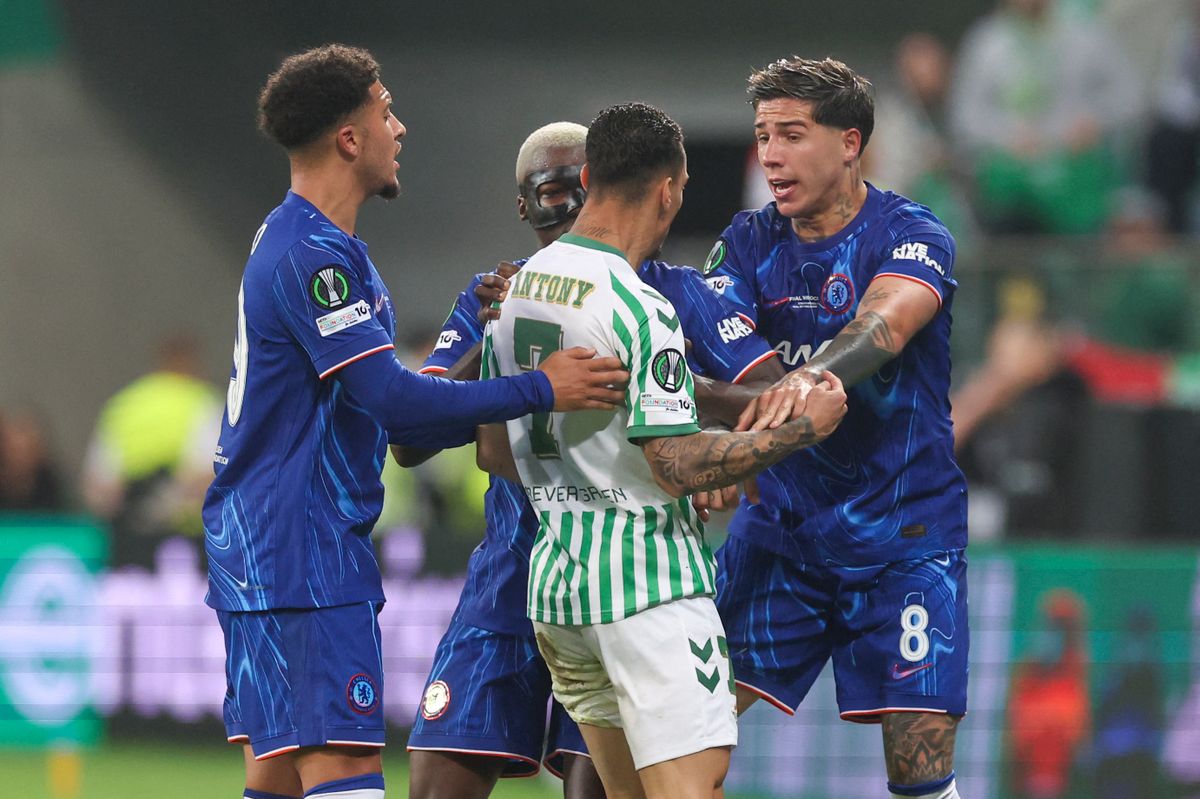 A Konferencialiga-döntő végén a Real Betis játékosai többször is konfliktusba keveredtek a Chelsea játékosaival. Antony pedig nekiesett Fernándeznek.