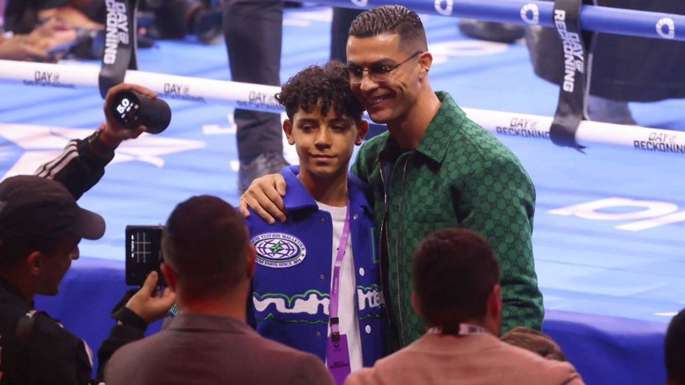 Cristiano Ronaldo és fia jelenleg egy klubban focizik.