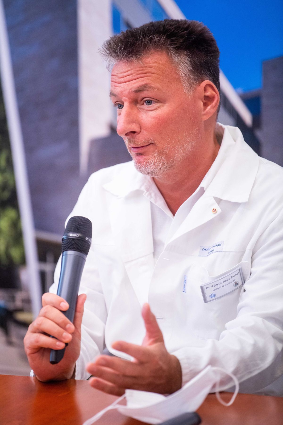 Budapest, 2021. október 19.
Rényi-Vámos Ferenc, az Országos Onkológiai Intézet (OOI) Mellkasi Központjának vezetője, a Semmelweis Egyetem Mellkassebészeti Klinikájának igazgatója az intézet új navigációs bronchoszkópos berendezését bemutató sajtótájékoztatón 2021. október 19-én. A korai stádiumú, kisebb méretű tüdőelváltozások műtét előtti megjelölésére alkalmas navigációs bronchoszkópos berendezést az OOI 135 millió forintért szerezte be.
MTI/Balogh Zoltán