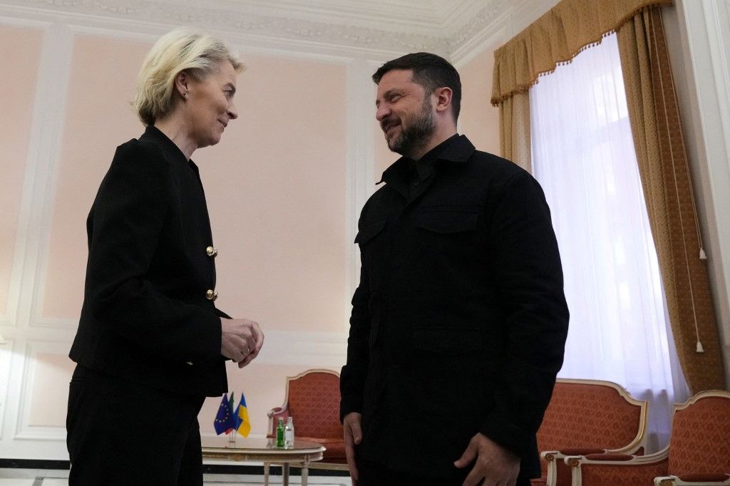 Ursula von der Leyen, az Európai Bizottság elnöke (B) sétál Volodimir Zelenszkij ukrán elnökkel (Fotó: AFP)