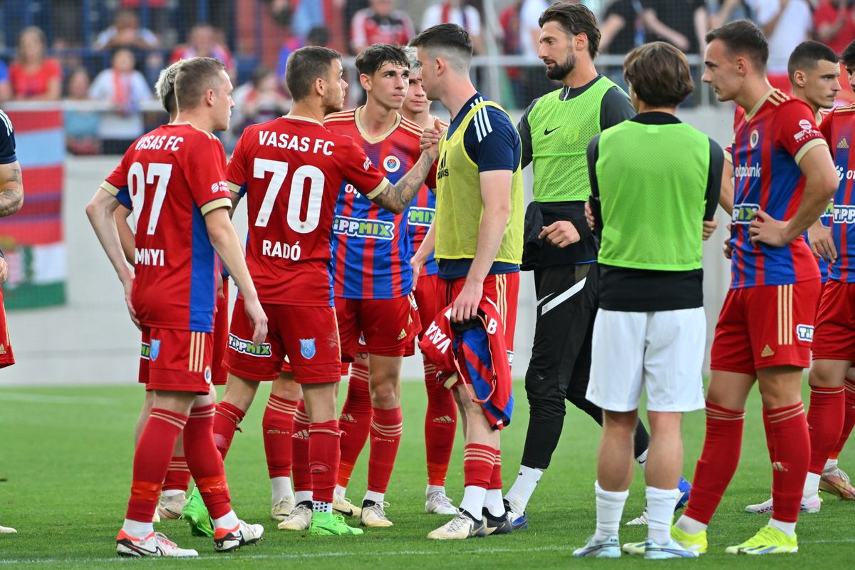 Vasas FC játékosai a labdarúgó NB II Vasas–Soroksár mérkőzés után az Illovszky Rudolf Stadionban