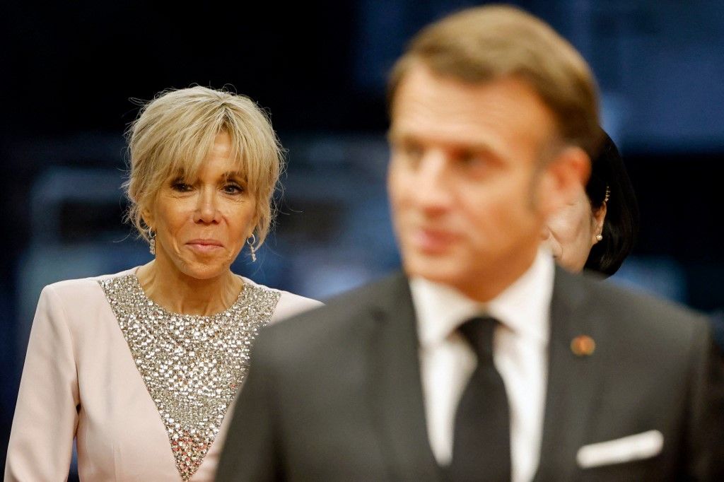 Brigitte Macron (B), Emmanuel Macron francia elnök felesége részt vesz egy állami vacsorán férjével és a vietnami elnökkel (Fotó: AFP)