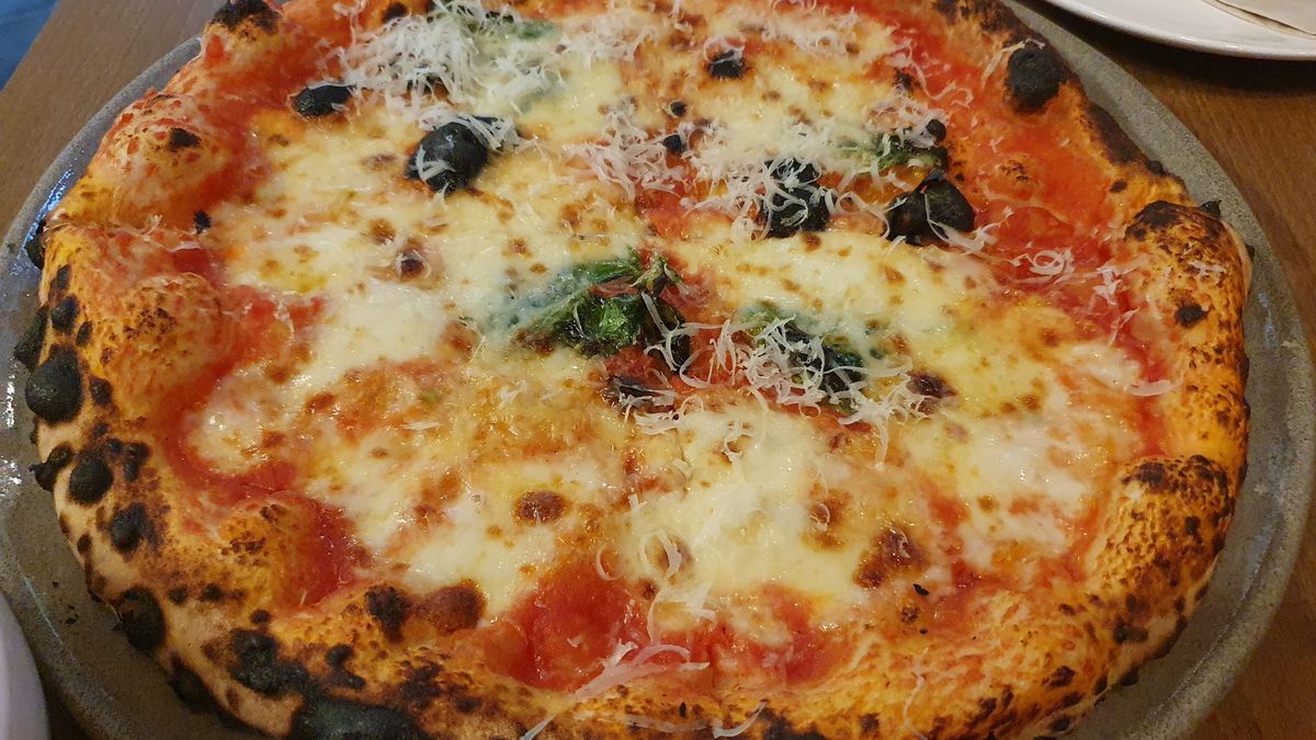 Nápolyi pizzavariációk, kreatív kistányéros fogások és natúr borok: Flat Bread Circo