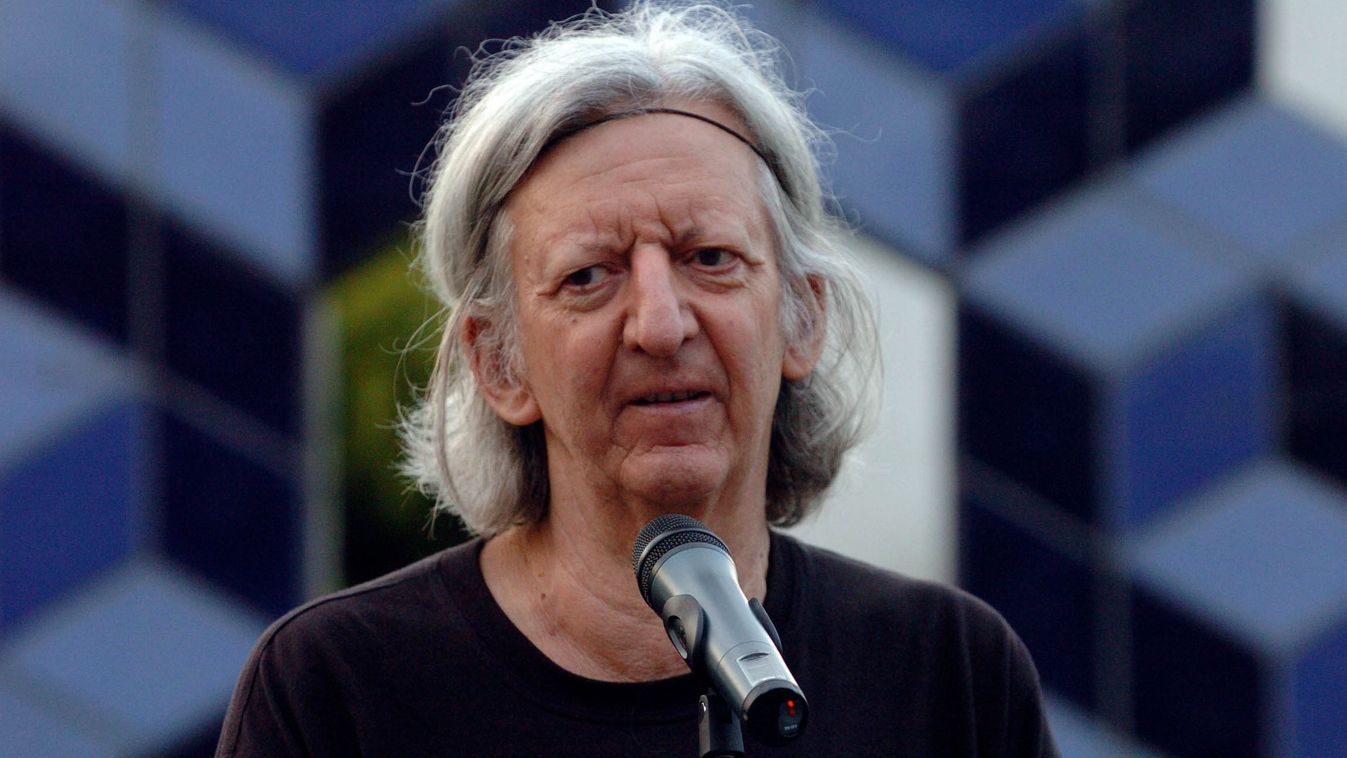 Karátsony Gábor író, festőművész beszél a csernobili katasztrófa 20. évfordulóján a Déli Pályaudvar kerengőjében.

