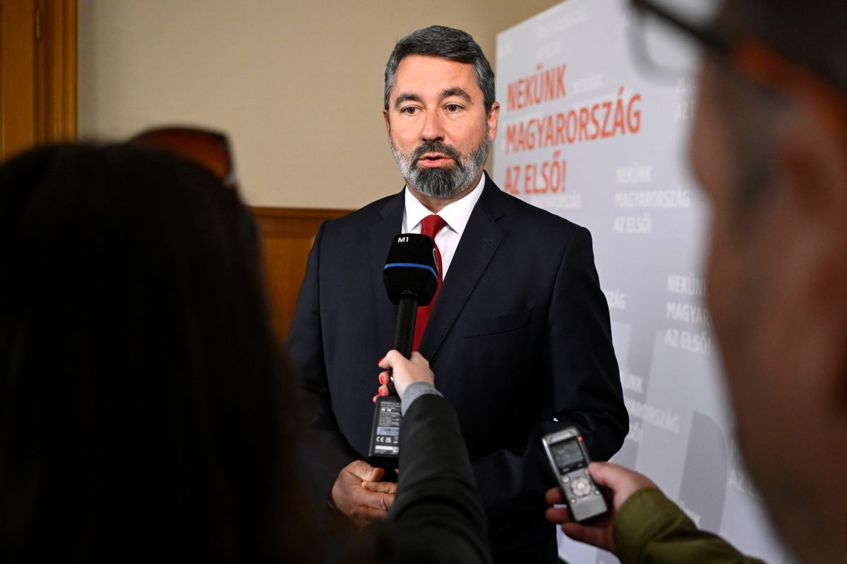 Budapest, 2025. május 21.Hidvéghi Balázs, a Miniszterelnöki Kabinetiroda parlamenti államtitkára nyilatkozik a sajtónak az Országházban 2025. május 21-én. Egyre több jelzés érkezik a kormányzathoz arról, hogy a megtörtént kézbesítés ellenére nem érkeznek meg a címzettekhez azok a Voks 2025 szavazólapok, amelyeken Ukrajna uniós csatlakozásáról nyilváníthatnak véleményt a választópolgárok - mondta Hidvéghi Balázs.MTI/Purger Tamás Voks 2025