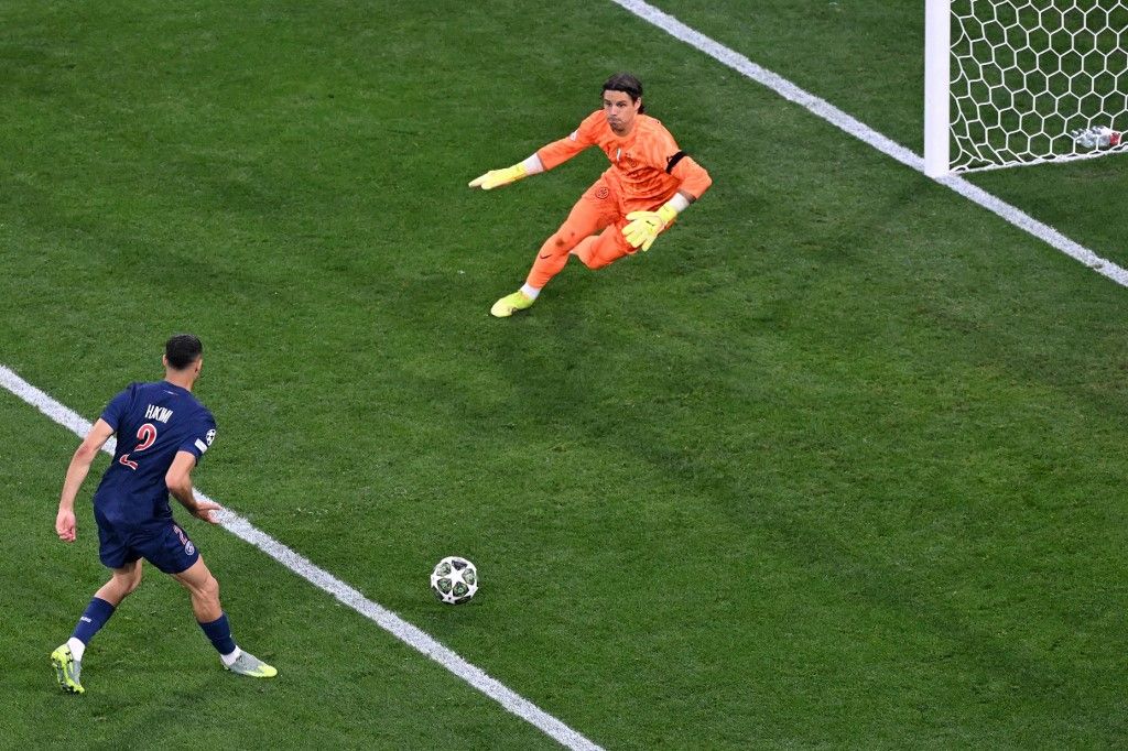 Bajnokok Ligája, BL, döntő, 2025, PSG, Inter, München, Paris Saint-Germain's Moroccan defender #02 Achraf Hakimi (L) scores his team's first goal past Inter Milan's Swiss goalkeeper #01 Yann Sommer during the UEFA Champions League final football match bet
