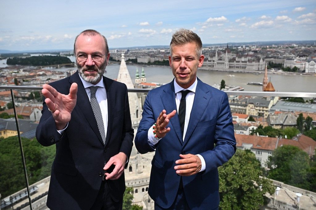 Manfred Weber, az Európai Néppárt (EPP) elnöke (balra) és Magyar Péter, a Tisza Párt elnöke (Fotó: AFP)