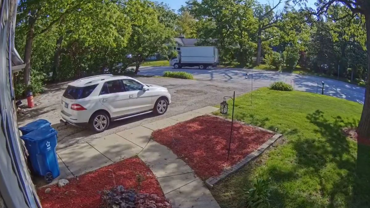 Egy szempillantás alatt robbant fel egy teherautó a kertvárosban + videó