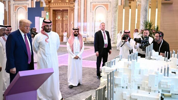 Donald Trump amerikai elnök és Mohammed bin Szalman szaúdi koronaherceg a szaúdi-amerikai befektetési fórumon nézik a kiállított tárgyakat az Abdul Aziz király nemzetközi konferenciaközpontban Rijádban 