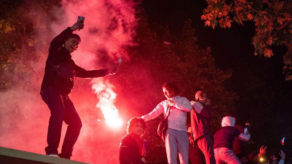 Egy autó a tömegbe hajtott, Párizs utcái lángokba borultak + videó