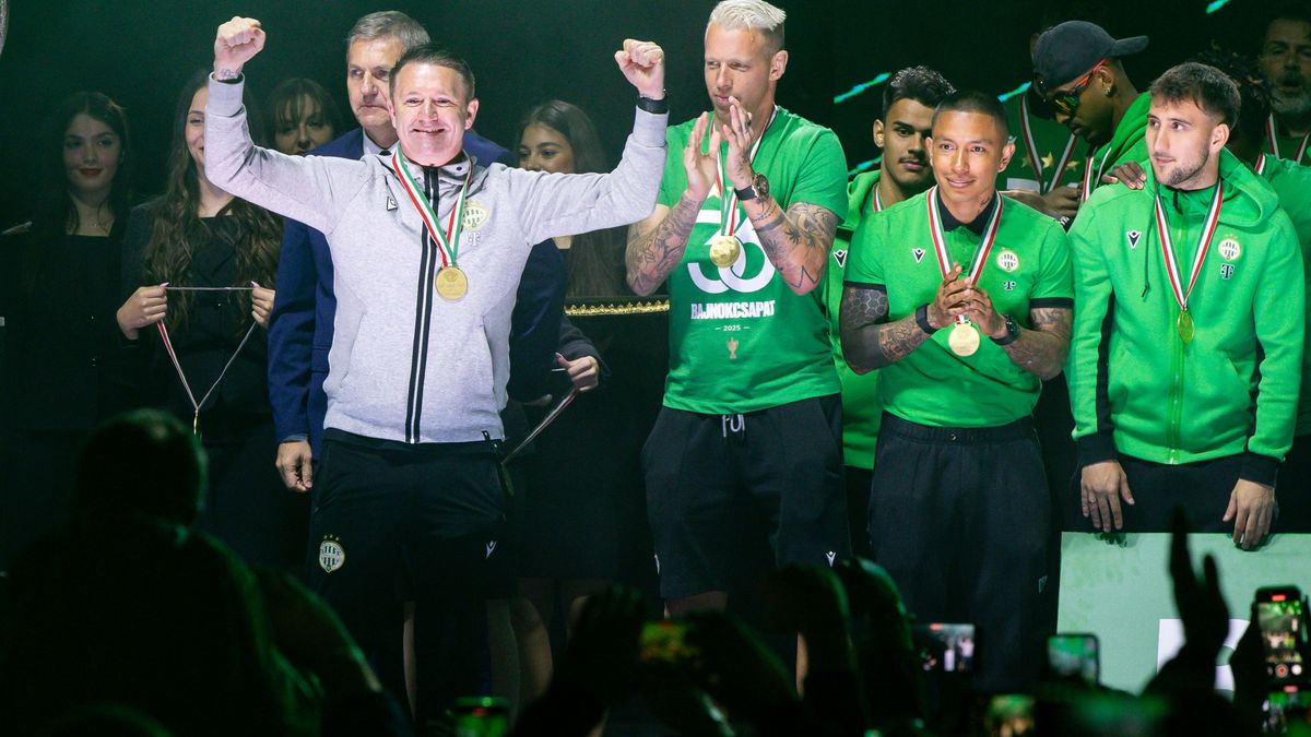 Robbie Keane vezetőedző (szürkében) a bajnok Ferencváros labdarúgócsapatának éremátadási ünnepségén örül a bajnoki címnek a Groupama Arénánál.