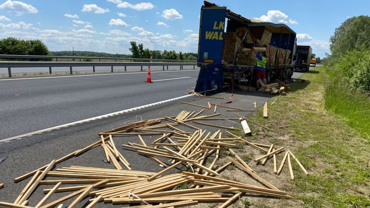 Kamion tarolta le a munkagépet az M7-esen – fotók, videó