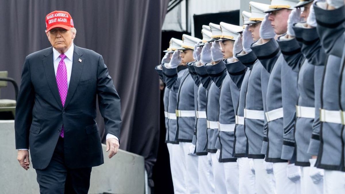 Ilyen ajándékot kapott Trump a csinos kadéttól