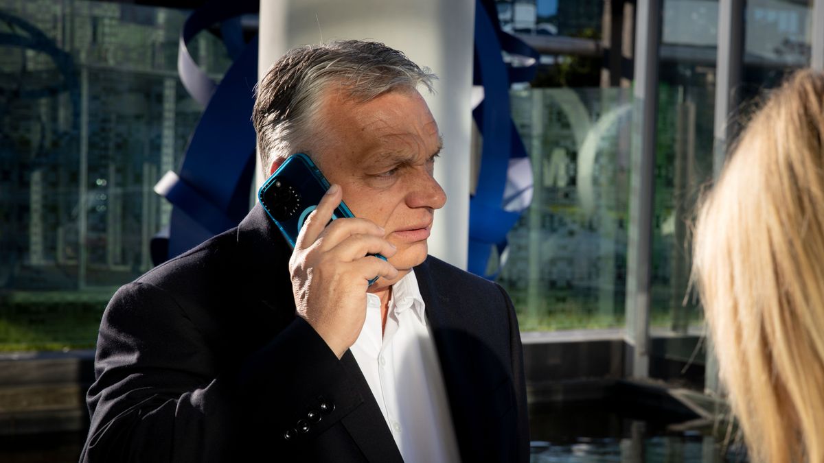 Budapest, 2025. május 2.
A Miniszterelnöki Kommunikációs Főosztály által közreadott képen Orbán Viktor miniszterelnök érkezik a Kossuth rádió óbudai stúdiójába, ahol interjút adott a Jó reggelt, Magyarország! című műsorban 2025. május 2-án.
MTI/Miniszterelnöki Kommunikációs Főosztály/Fischer Zoltán