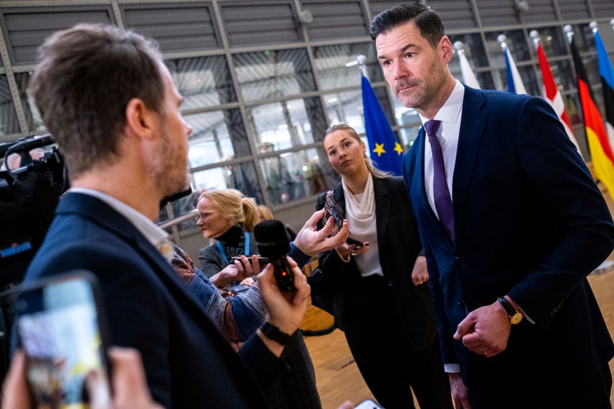 Johan Forssell közölte, az alkotmány módosítását is igénylő törvénnyel elsősorban az országban tevékenykedő fegyveres bűnbandák tagjait kívánják célba venni