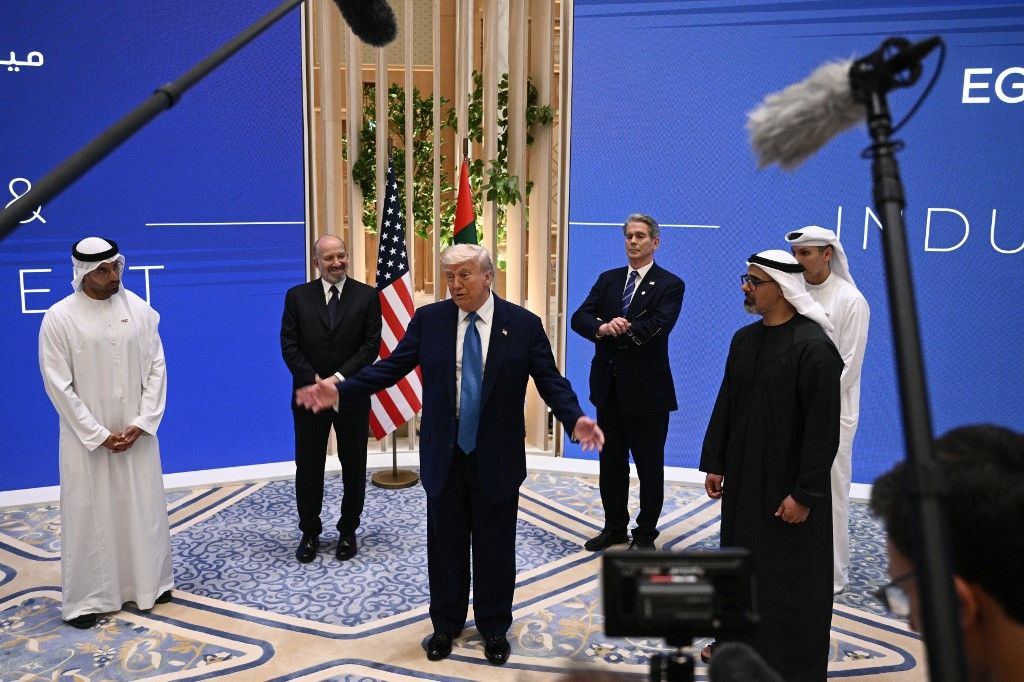 Donald Trump amerikai elnök  beszél, Howard Lutnick amerikai kereskedelmi miniszter és Khaled bin Mohamed bin Zayed Al Nahyan sejk trónörökös hallgatja