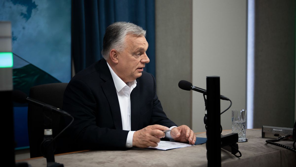Budapest, 2025. április 25.
A Miniszterelnöki Kommunikációs Főosztály által közreadott képen Orbán Viktor miniszterelnök interjút ad a Jó reggelt, Magyarország! című műsorban a Kossuth rádió stúdiójában 2025. április 25-én.
MTI/Miniszterelnöki Kommunikációs Főosztály/Benko Vivien Cher