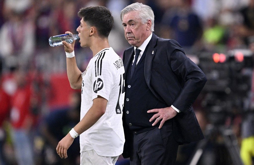 SEVILLE, SPAIN - APRIL 26: Head coach Carlo Ancelotti and Arda Guler (L) of Real Madrid are seen during the Copa del Rey 2025 final match between Barcelona and Real Madrid in Seville, Spain on April 26, 2025. Burak Akbulut / Anadolu (Photo by BURAK AKBULUT / ANADOLU / Anadolu via AFP)