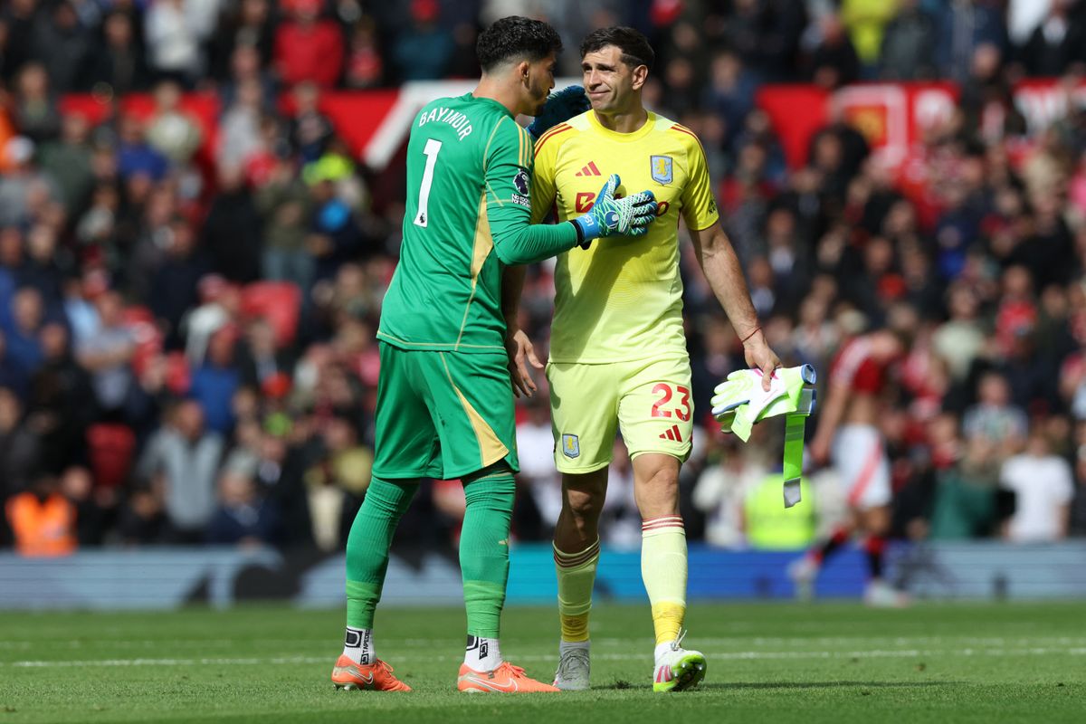 Altay Bayindir és Emiliano Martínez: utóbbi piros lapot, előbbi kis híján potyagólt kapott a Manchester United és az Aston Villa meccsén