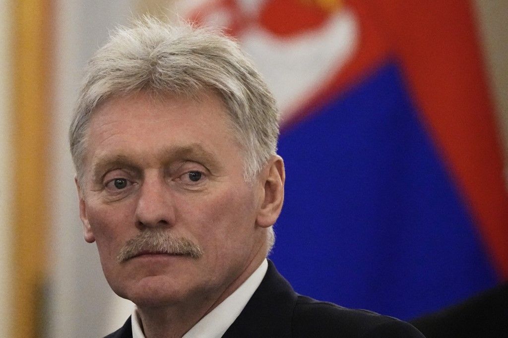 Dmitrij Peszkov nem kommentálta az esetleges orosz szálat a Starmer háza elleni gyújtogatás ügyében
