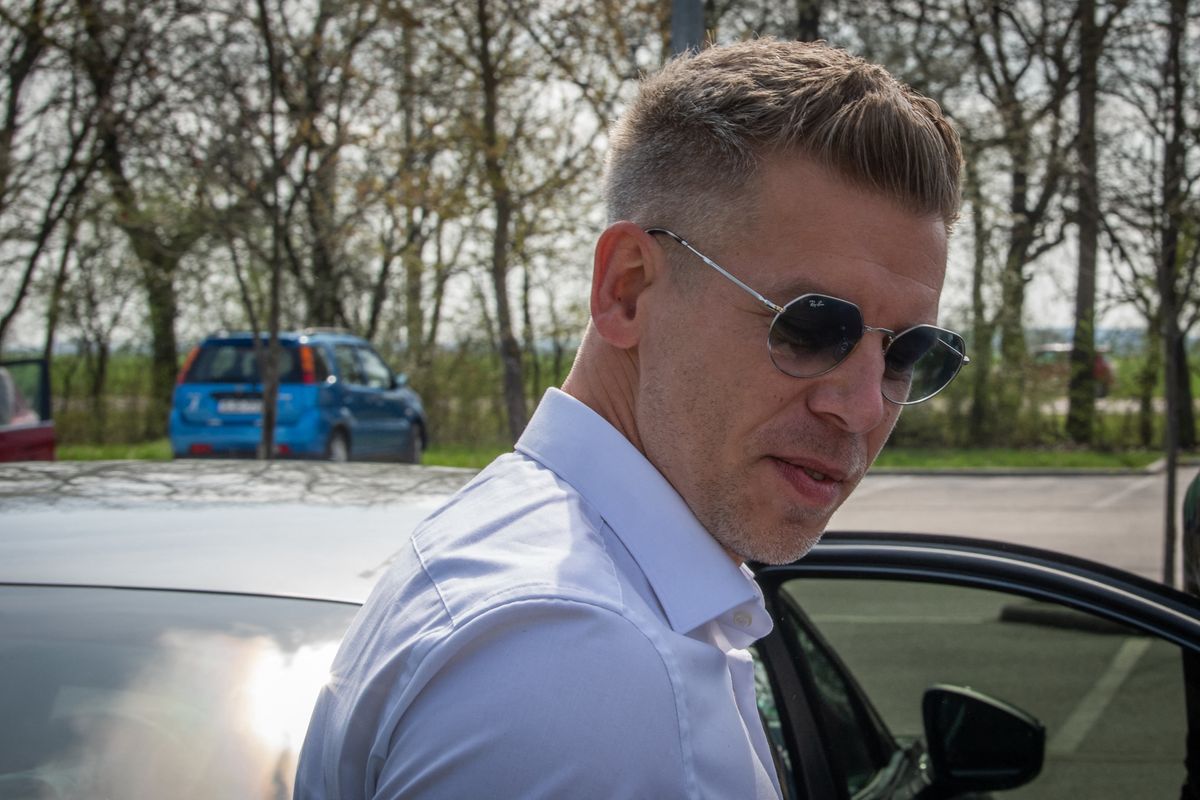 Peter Magyar, leader of the largest Hungarian opposition party TISZA, gets in his car after he delivered a speech on April 1, 2025 in Mezokovesd. The country’s next parliamentary elections will be held in spring of 2026. (Photo by Ferenc ISZA / AFP)