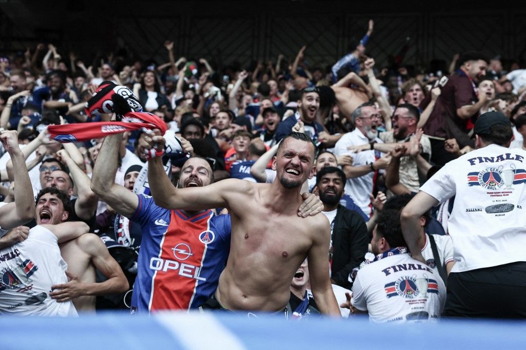Bajnokok Ligája, BL, döntő, 2025, PSG, Inter, München, Paris Saint-Germain supporters celebrate their team's second goal as they watch the UEFA Champions League final football match between Paris Saint-Germain (PSG) and Inter Milan held in Munich on a lar