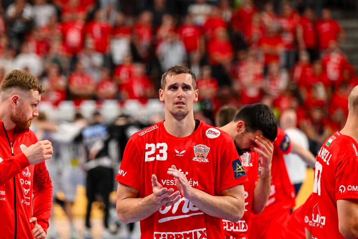 Veszprém, 2025. május 1.
Ligetvári Patrik, a One Veszprém HC játékosa a férfi kézilabda Bajnokok Ligája negyeddöntőjében, a One Veszprém HC - SC Magdeburg visszavágó mérkőzés után a Veszprém Arénában 2025. május 1-jén. A német csapat 28-27-re nyert és bejutott a négyes döntőbe.
MTI/Vasvári Tamás