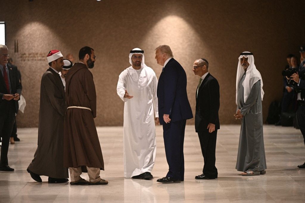 Donald Trump amerikai elnököt muszlim, zsidó és keresztény vallási képviselők fogadják egy vallásközi komplexumban tett látogatása során Abu Dhabiban 2025. május 16-án.