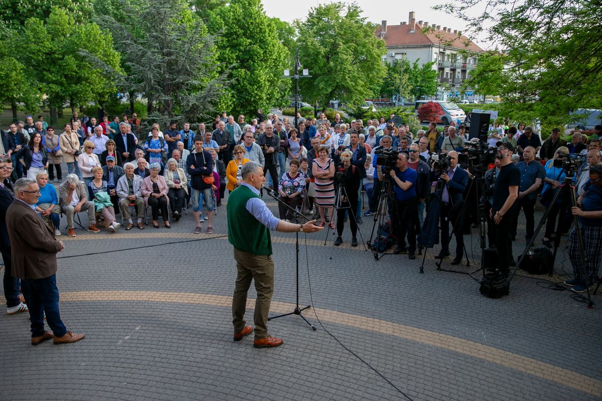 Nagykőrös, 2025. április 29.
Lázár János építési és közlekedési miniszter a Fidesz és a KDNP országjárása keretében tartott lakossági fórumon Nagykőrösőn 2025. április 29-én.
MTI/Bús Csaba