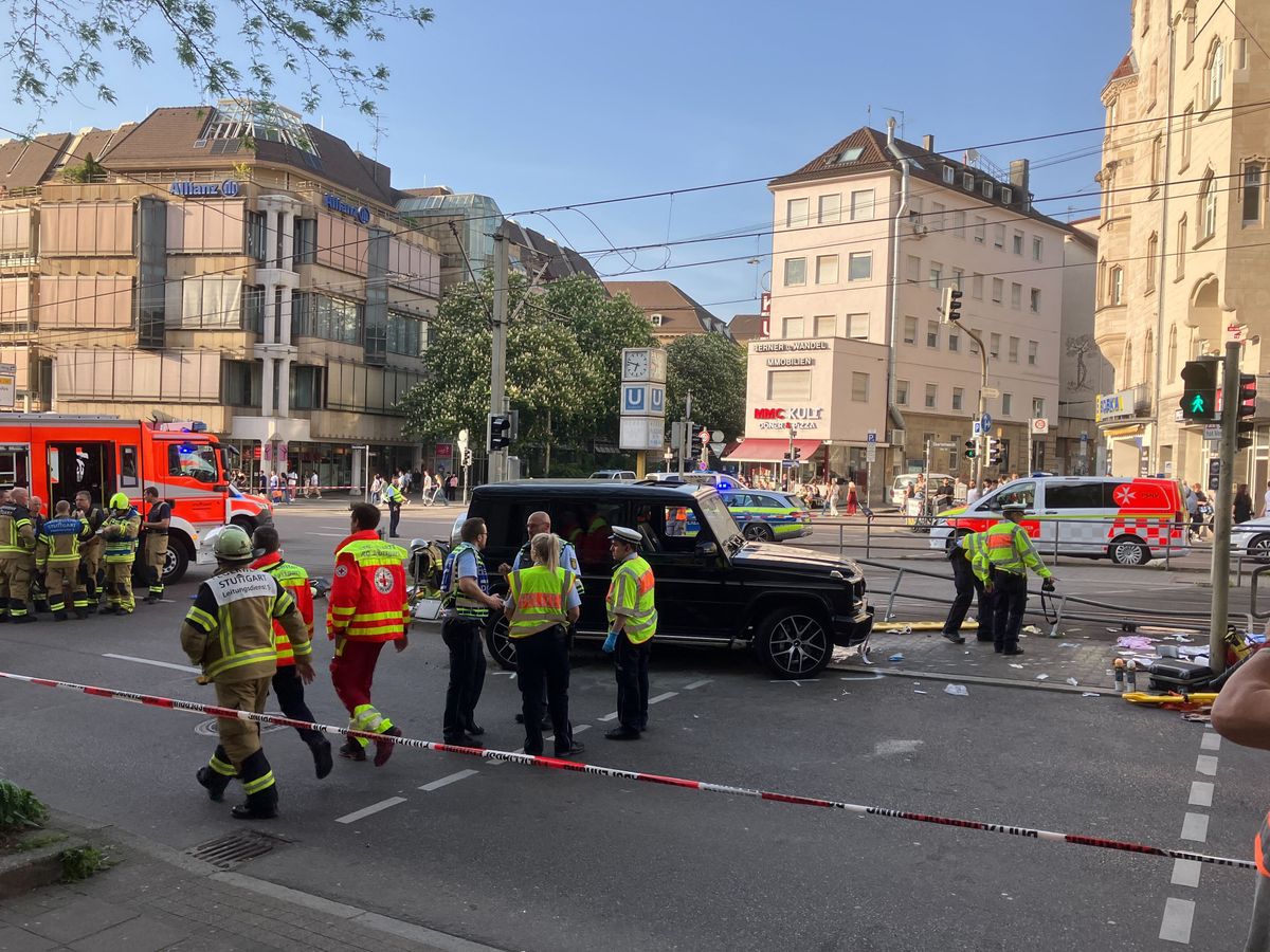Autó hajtott a gyalogosok közé Stuttgartban