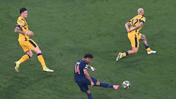 Bajnokok Ligája, BL, döntő, 2025, PSG, Inter, München, Paris Saint-Germain's French midfielder #14 Desire Doue shoots to score his team's second goal past Inter Milan's Italian defender #32 Federico Dimarco (R) during the UEFA Champions League final footb