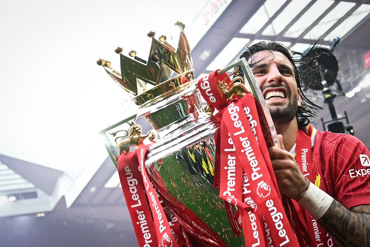 Történelmi pillanat: Szoboszlai Dominik, a Liverpool játékosa az első magyar futballista, aki magasba emelhette a Premier League trófeáját