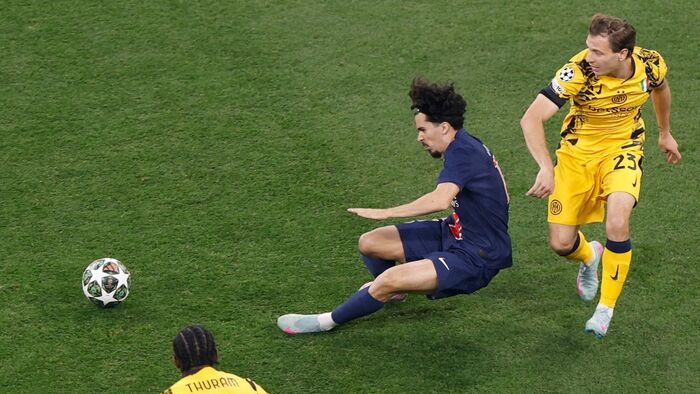 Bajnokok Ligája, BL, döntő, 2025, PSG, Inter, München, Paris Saint-Germain's Portuguese midfielder #17 Vitinha (C) vies for the ball with Inter Milan's Italian midfielder #23 Nicolo Barella and Inter Milan's French forward #09 Marcus Thuram during the UEF
