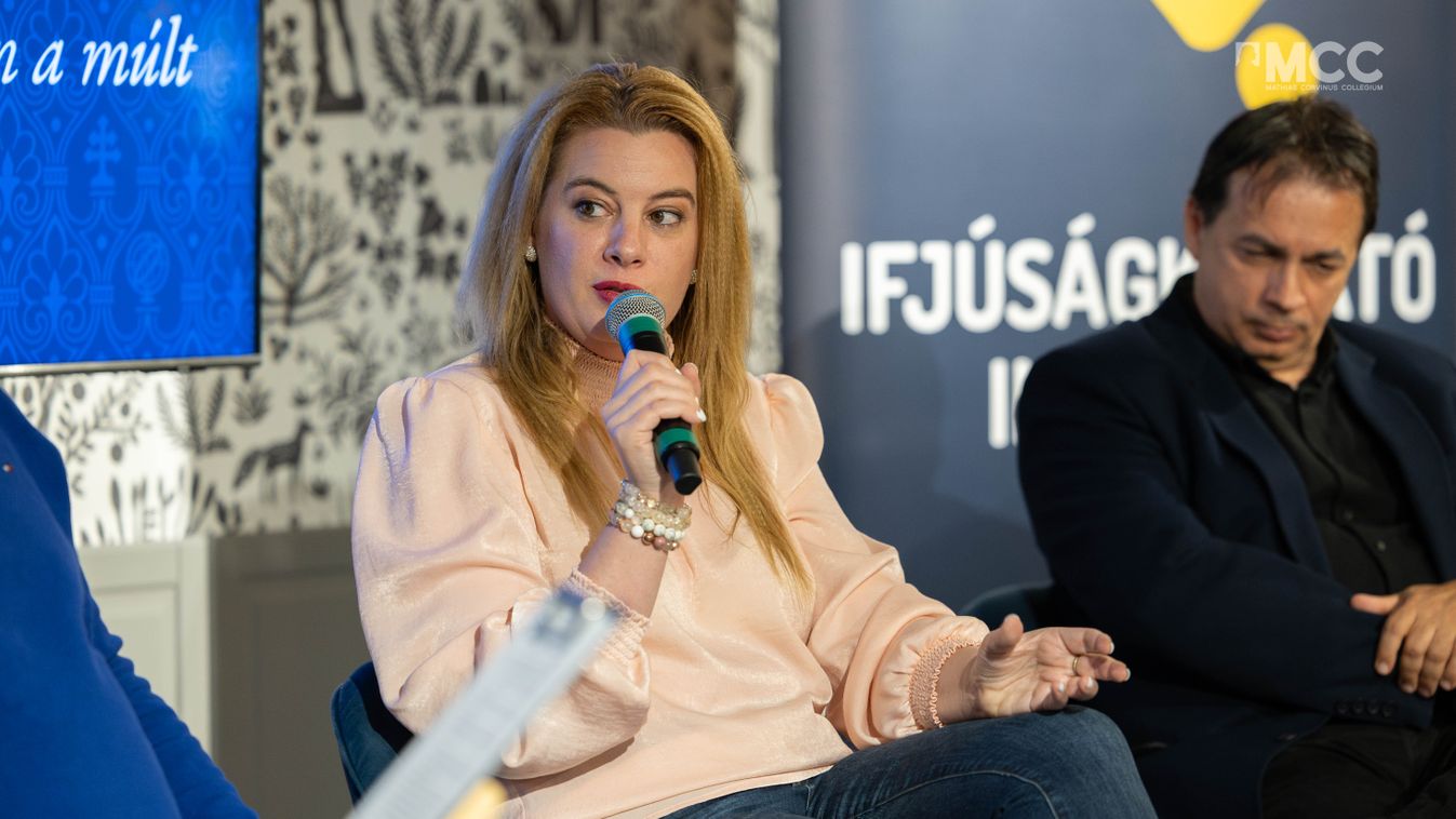 Karády Anna írónő az MCC Ifjúságkutató Intézet kerekasztal beszélgetésén.
