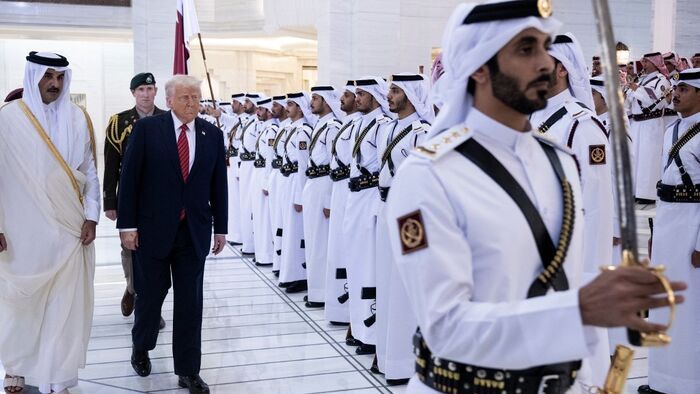 Katar emírje, Tamim bin Hamad al-Thani sejk fogadja Donald Trump amerikai elnököt a katari fővárosban