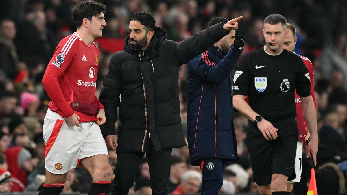 Rúben Amorim épp eligazítja a Manchester United hátvédjét, Harry Maguire-t