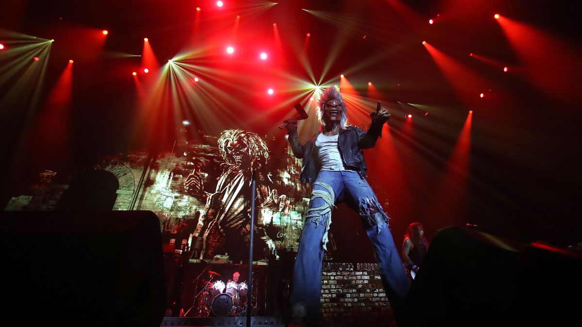 Magyar zászlót lobogtatva búcsúzott Budapesttől az Iron Maiden énekese + galéria