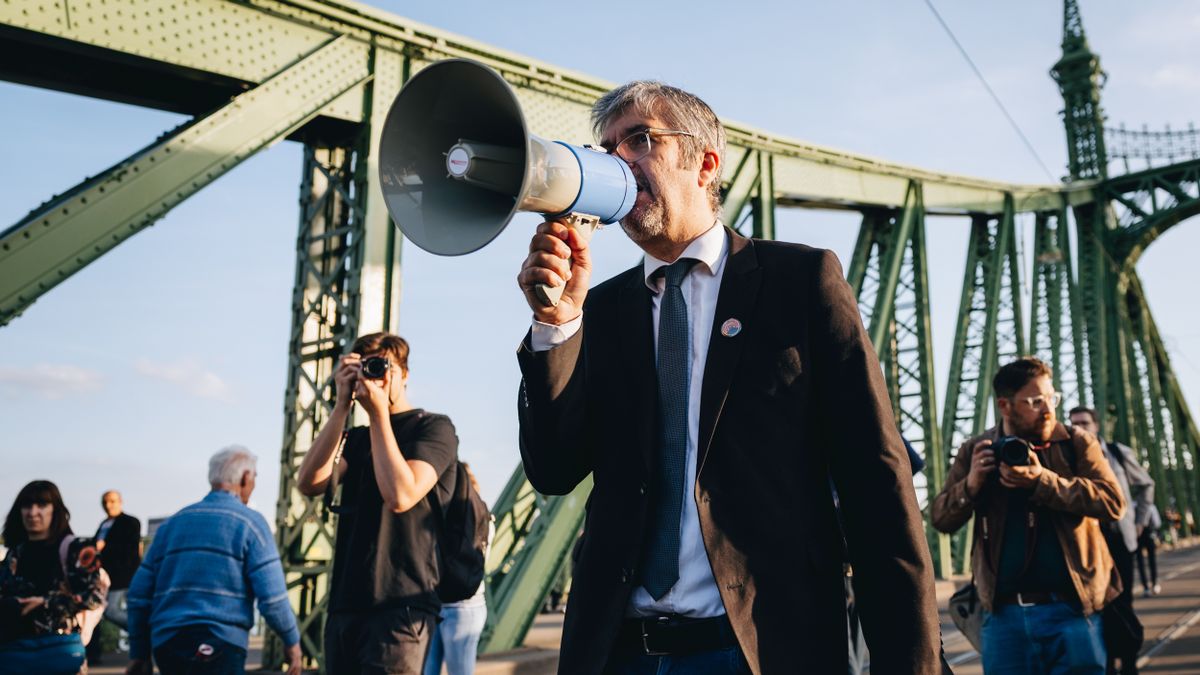 Hadházy Ákos először gyalázza a rendőröket, majd kuncsorog náluk