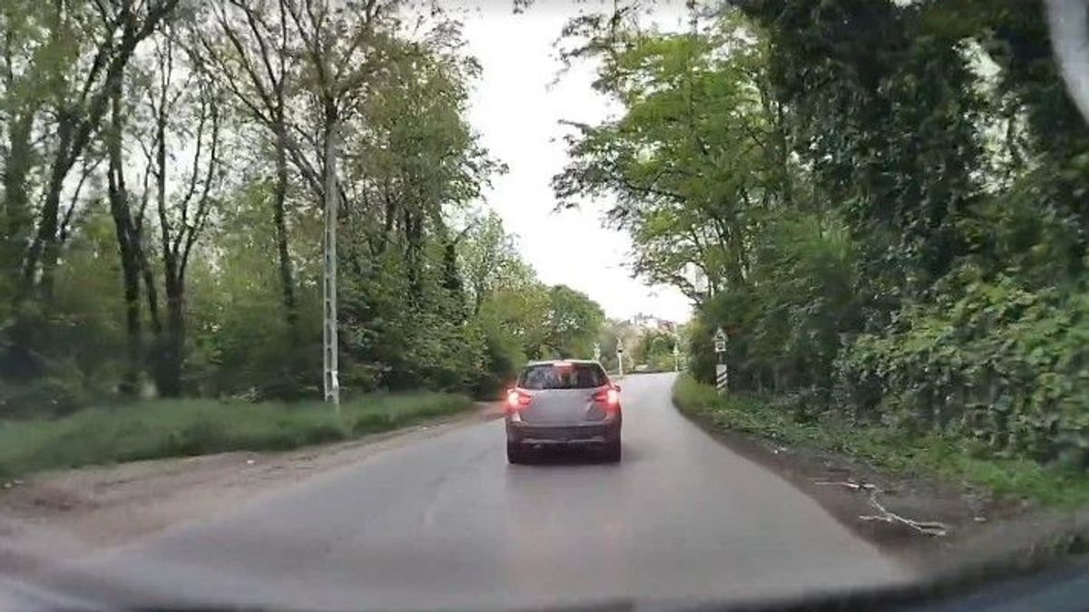 Rángatta a Suzukit és büntetőfékezett, nem bírta elviselni a tötyörgést és a dudálást